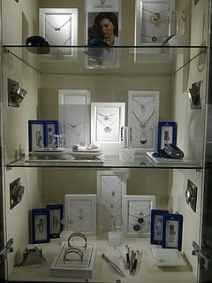 frames, schilderijen, zilver, sieraden, binnenshuis, een persoon, verlicht, verlichtingsapparatuur, tafel, plank, huiskamer, echte mensen, meubilair, bezetting, technologie, vrouw, bureau, vooraanzicht, volwassen, van je middel omhoog, keuken-, spiegel, elektrische lamp, 4K, CC0, publiek domein, royaltyvrij