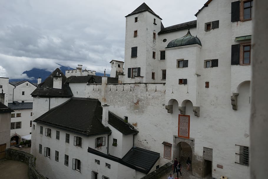 Schloss, Turm, alt, Monument, die Architektur, alte Stadt, Geschichte, Tourismus, Dinge die zu tun sind, die Wände des, Gebäude, Reise, historisch, altes Gebäude, die historische Stadt von, Salzburg, Gebäudehülle, gebaute Struktur, Himmel, wolke - himmel, Wohngegend, Natur, Stadt, keine Leute, Tag, Haus, draußen, Fenster, Stadt, Dorf, die Vergangenheit, Dach, Richtung, Reiseziele, 5K
