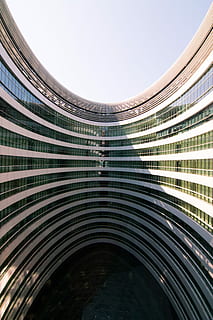 edificio del grattacielo, costruzione di facciate continue, giorno, architettura, design, modello, curva, costruzione, struttura, stile, finestre, brillante, moderno, struttura costruita, esterno dell'edificio, nessuno, città, Inquadratura dal basso, natura, edificio per uffici esterno, ufficio, all'aperto, cielo, arco, alto - alto, destinazioni di viaggio, cielo sereno, luce del sole, grattacielo, 5K, CC0, dominio pubblico, privo di copyright