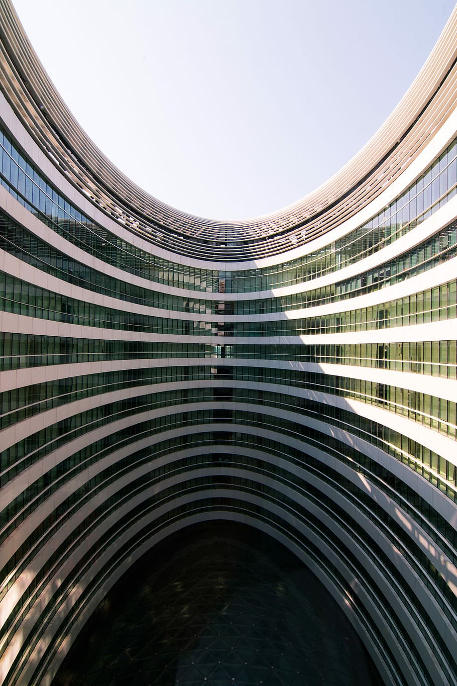 edificio del grattacielo, costruzione di facciate continue, giorno, architettura, design, modello, curva, costruzione, struttura, stile, finestre, brillante, moderno, struttura costruita, esterno dell'edificio, nessuno, città, Inquadratura dal basso, natura, edificio per uffici esterno, ufficio, all'aperto, cielo, arco, alto - alto, destinazioni di viaggio, cielo sereno, luce del sole, grattacielo, 5K