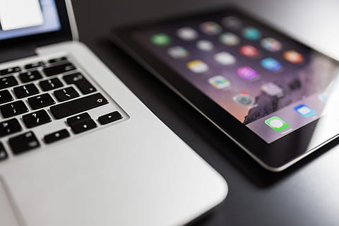 nero, ipad, accanto, macbook, il computer portatile, computer, tavoletta, tecnologia, dispositivi, attività commerciale, ufficio, scrivania, tecnologia wireless, dispositivo di informazione portatile, comunicazione, smart phone, connessione, tastiera, tastiera del computer, cellulare, attrezzatura informatica, avvicinamento, in casa, Internet, nessuno, rete di computer, dati, attrezzatura, app mobile, materiale elettrico, icona del computer, tasto del computer, comunicazioni globali, 5K, CC0, dominio pubblico, privo di copyright
