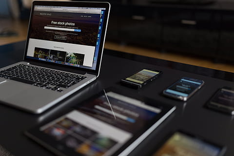 macbook, pro, noir, portable, ordinateur, tablette, iphone, mobile, ipad, La technologie, dispositifs, affaires, Bureau, travail, Créatif, Technologie sans fil, la communication, personne, la finance, à l'intérieur, lien, vente au détail, fermer, moniteur d'ordinateur, table, l'Internet, écran de l'appareil, réseau informatique, équipement, mise au point sélective, accessibilité, économie, 5K, CC0, domaine public, libre de droits
