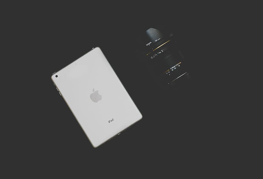 blanc, ipad, al costat, negre, lent de la càmera, dslr, càmera, lent, sigma, tauleta, estació de treball, fotografia, cap gent, primer pla, fons negre, dia, a l'aire lliure, a l'interior, tir de l'estudi, còpia espai, Color blanc, vista d’angle alt, tallar, natura morta, cultura i entreteniment artístic, color negre, targetes, sol objecte, tecnologia, connexió, senzillesa, jocs d’oci, habitació domèstica, 2K