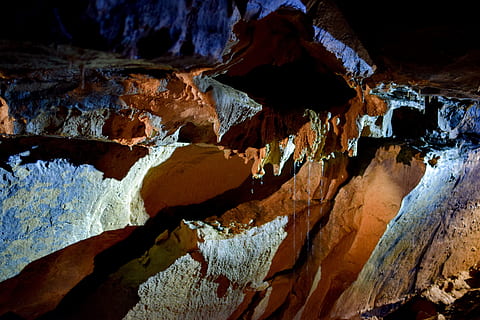 jaskinia, wapień, krople, stalaktyty, żadnych ludzi, skała, piękno natury, geologia, rock - obiekt, wzór, Natura, formacja skalna, tła, solidny, pełna ramka, scena pozamiejska, teksturowane, Geografia fizyczna, zbliżenie, cele podróży, spokój, wewnątrz, idylliczny, dzień, erozja, warstwowy, 2K, CC0, domena publiczna, darmowe zdjęcia