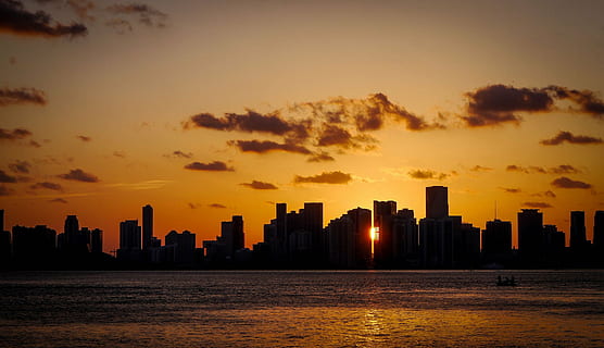 fotografia, ciutat, posta de sol, cloudscape, tarda, miami, silueta, cel del capvespre, núvol, escena, pacífica, raig de sol, sol, fons de posta de sol, cel, arquitectura, exterior de l'edifici, estructura construïda, aigua, horitzó urbà, edifici, paisatge urbà, gratacels, paisatge, exterior d’edifici d’oficines, naturalesa, mar, cap gent, núvol - cel, davant del mar, a l'aire lliure, 2K, CC0, domini públic, lliure de regalies