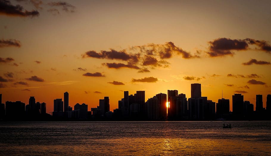 fotografia, ciutat, posta de sol, cloudscape, tarda, miami, silueta, cel del capvespre, núvol, escena, pacífica, raig de sol, sol, fons de posta de sol, cel, arquitectura, exterior de l'edifici, estructura construïda, aigua, horitzó urbà, edifici, paisatge urbà, gratacels, paisatge, exterior d’edifici d’oficines, naturalesa, mar, cap gent, núvol - cel, davant del mar, a l'aire lliure, 2K