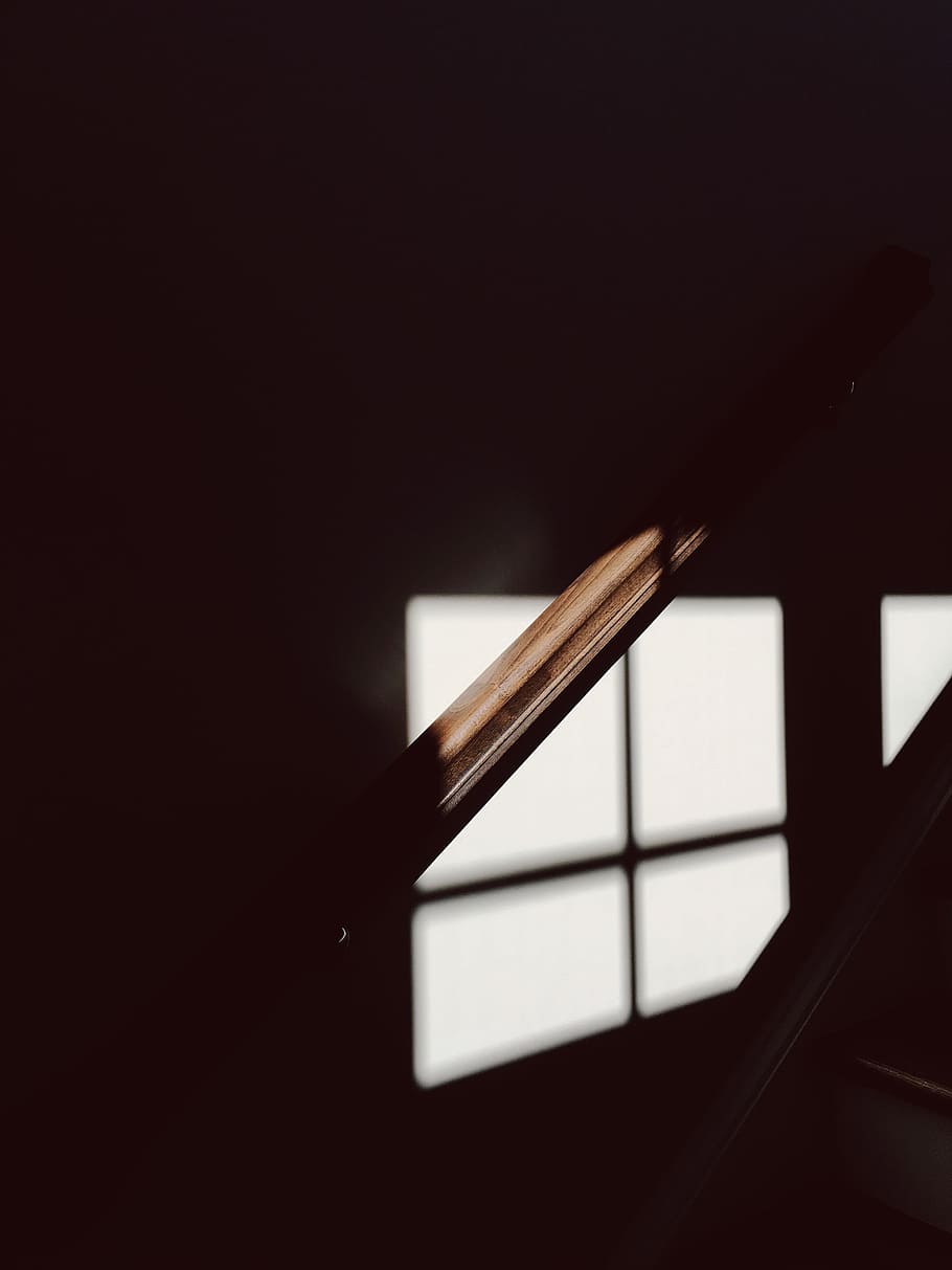 dim, tir, fusta, banderola, il·luminat, feble, llum, finestra, sense títol, primer pla, foto, gestionar, ombra, negre, material de fusta, color negre, cap gent, a l'interior, temps, dia, còpia espai, natura morta, fosc, vidre - material, centrar-se en primer pla, habitació fosca, tir de l'estudi, instrument d’escriptura, enfocament selectiu, forma geomètrica, sol objecte, fons negre, 4K