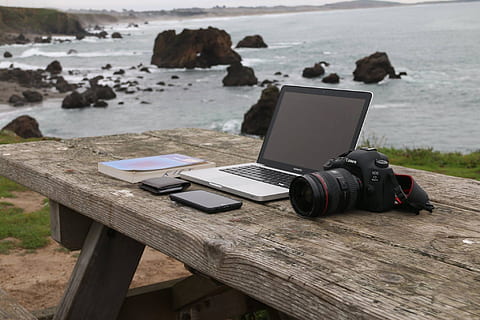 macbook, pro, écran éteint, appareil photo reflex, table, codage, le web, la programmation, ordinateur, code, affaires, site Internet, Logiciel, réseau, icône, information, numérique, symbole, développement, disposition, écran, programme, mobile, développeur, La technologie, conception, Les données, application, portable, signe, l'Internet, en ligne, interface, appartement, page, la communication, html, mer, plage, eau, terre, Roche, rock - objet, bois - matériau, thèmes de la photographie, appareil photo - équipement photographique, journée, la nature, solide, se concentrer sur le premier plan, Technologie sans fil, personne, en plein air, appareil photo numérique, 1080P, CC0, domaine public, libre de droits
