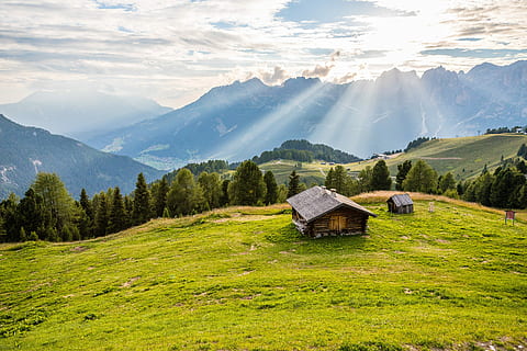 brun, tre, hytte, topp, høyde, hus, senter, eng, landskap, skog, fjell, fred, grønn, lys, Sunray, sollys, dolomitt, reise, Europa, alp, naturskjønnhet - natur, skjønnhet i naturen, miljø, anlegg, grønn farge, land, fjellkjede, rolig scene, gress, himmel, ro, natur, ikke-urbane scene, bygget struktur, felt, arkitektur, ingen folk, utendørs, fjelltopp, 4K, CC0, offentlig domene, opphavsrett gratis