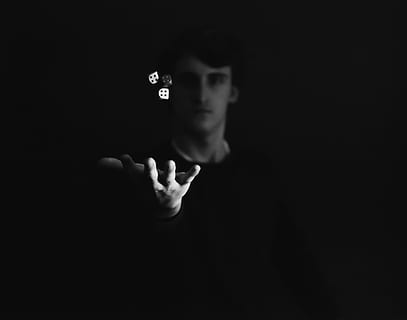kan, spille, tre, terninger, Foto, person, kaste, fange, mørk, mand, menneskelig kropsdel, sort baggrund, menneskelig hånd, hånd, kropsdel, en person, indendørs, gestikulerer, herrer, studio skud, portræt, kopiere plads, meddelelse, finger, ung voksen, hjemlige værelse, voksen, menneskelig finger, digital komposit, aggression, stop gestus, 4K, CC0, offentligt domæne, royaltyfrie