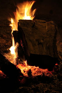 Feuerflamme, glühen, heiß, Feuer, Flamme, Feuer - natürliches Phänomen, Hitze - Temperatur, Verbrennung, Kamin, glühend, Log, Brennholz, Holz, Holz - Material, orange Farbe, Natur, Nacht-, Bewegung, Nahansicht, keine Leute, Bauholz, Umgebung, Lagerfeuer, 4K, CC0, gemeinfrei, lizenzfrei
