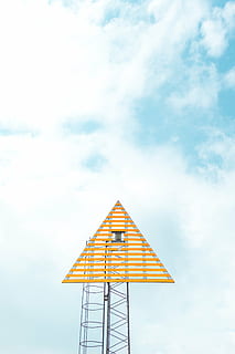 pyramide, nuageux, œuvres d'art ciel, triangulaire, la tour, caméra, bleu, ciel, nuage, signe, panneau de signalisation, architecture, nuage - ciel, structure construite, faible angle de vue, journée, la nature, personne, en plein air, extérieur du bâtiment, Sécurité, protection, cabane, bâtiment, beauté dans la nature, tranquillité, forme de triangle, tour de guet, 5K, CC0, domaine public, libre de droits