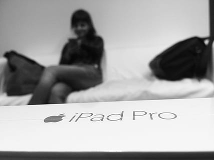 ipad, til iPad, æble, tablet, mennesker og tabletter, til æble ipad, æble ipad, sort og hvid, seng, Kvinder, soveværelse, mennesker, en person, hunner, indendørs, tekst, meddelelse, vestlige script, voksen, sidder, fokus på forgrunden, livsstil, ligger ned, ung voksen, lempelse, selektiv fokusering, teknologi, trådløs teknologi, offentliggørelse, læsning, 2K, CC0, offentligt domæne, royaltyfrie