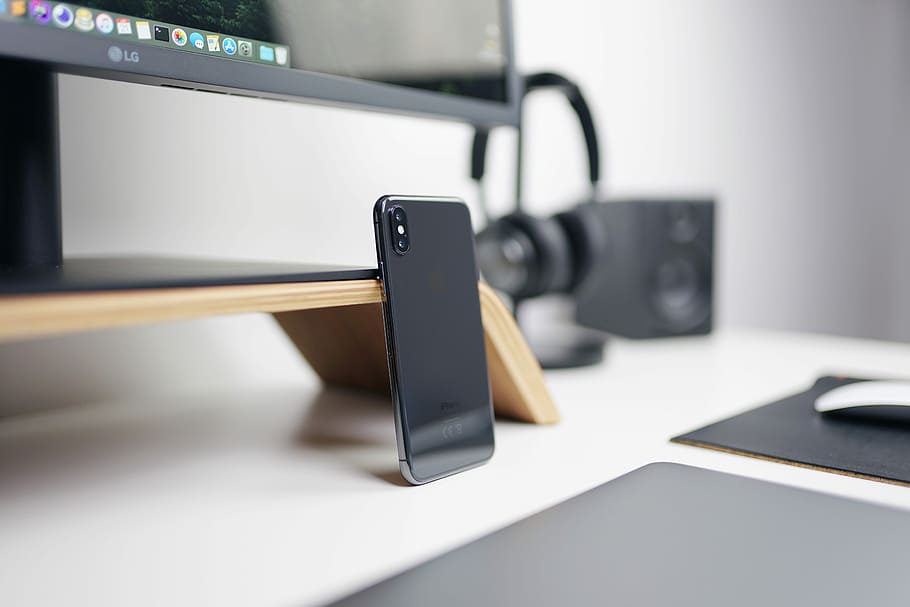 sekli, sutelkti fotografiją, erdvė, pilka, iphone x, pasvirusi, stalas, technologijos, tech, „iPhone“, darbo vieta, ryšį, komunikacijos, verslą, lentelė, patalpose, belaidžio ryšio technologija, išmanusis telefonas, biuras, nėra žmonių, Mobilusis telefonas, juoda spalva, perkeliamumas, nešiojamas informacijos įrenginys, sutelkti dėmesį į naujas žinias, verslo veikla, modernus, baldai, Iš arti, natiurmortas, 5K