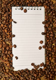 cafè, quadern, nucli, espresso, tassa de cafè, llibre, treballar, foto de menjar, cappuccino, curs, fotografia, nutrició, fons, marró, taula, menjar, macro, escriure, fusta, estil de vida saludable, bon dia, cafeïna, al matí, despertar, begudes, el treball, foto, cafeteria, llegir, primer pla, beure, restaurant, latte, cuina, disseny, ratlles, directament a sobre, gran grup d'objectes, natura morta, gra de cafè torrat, menjar i beguda, a l'interior, cafè - beguda, cap gent, frescor, vista d’angle alt, Color blanc, paper, abundància, en blanc, torrat, gra de cafè, 5K, CC0, domini públic, lliure de regalies
