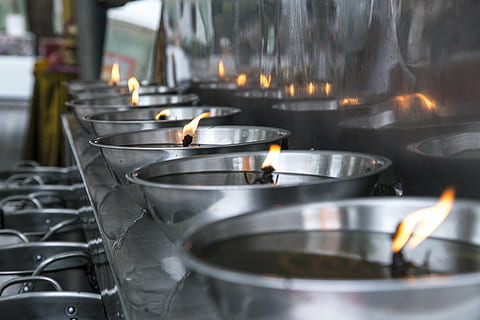 fiamma, fuoco, candela, tempio, olio, lampada, falò, calore, caldo, bruciare, fiammata, pregare, metallo, ciotola, prospettiva, cucina, ardente, calore - temperatura, attrezzature domestiche, cucina commerciale, recipiente di cottura, stufa, fuoco - fenomeno naturale, utensile da cucina, apparecchio, in casa, stabilimento di alimenti e bevande, attività commerciale, ristorante, stanza domestica, nessuno, preparazione, bruciatore - piano cottura, acciaio, color argento, 5K, CC0, dominio pubblico, privo di copyright