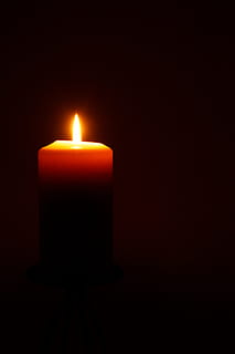 Marrone, candela, luce, fiamma, fuoco, bruciare, candela di cera, lume di candela, accogliente, buio, romantico, umore, ardente, fuoco - fenomeno naturale, calore - temperatura, illuminato, in casa, copia spazio, nessuno, avvicinamento, stanza buia, stanza domestica, natura, girato in studio, cera, colore arancione, raggiante, sfondo nero, 2K, CC0, dominio pubblico, privo di copyright