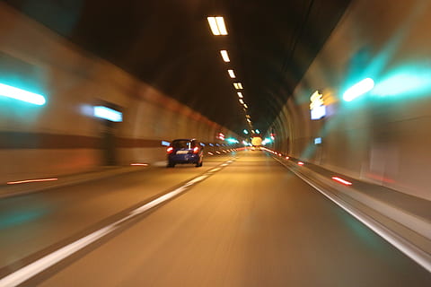 architettura, strutture, infrastrutture, tunnel, tubo, Skyways, autostrade, superstrade, traffico, mezzi di trasporto, movimento, illuminato, movimento sfocato, velocità, modo di trasporto, veicolo a motore, strada, auto, lunga esposizione, notte, in movimento, città, attrezzatura per l'illuminazione, faro, autostrada, vita di città, la strada davanti, nessuno, autostrada a più corsie, sentiero leggero, all'aperto, luce del veicolo, linea di divisione, 5K, CC0, dominio pubblico, privo di copyright