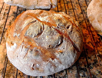 nærbillede foto, bagt, brød, bio, boulanger, mad, tæt på, træ - materiale, mad og drikke, høj vinkel visning, friskhed, velvære, ingen mennesker, stilleben, sund kost, Brun, brød brød, fokus på forgrunden, bord, natur, klar til at spise, udendørs, tekstureret, 1080P, CC0, offentligt domæne, royaltyfrie