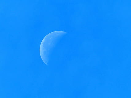 Luna Blu, mezza luna, cielo, blu, nuvole, natura, sfondi, Luna, nessuno, copia spazio, spazio, Inquadratura dal basso, cielo sereno, scena tranquilla, la tranquillità, bellezza nella natura, mezzaluna, scenics - natura, all'aperto, notte, astronomia, idilliaco, luna planetaria, sfondo blu, 4K, CC0, dominio pubblico, privo di copyright
