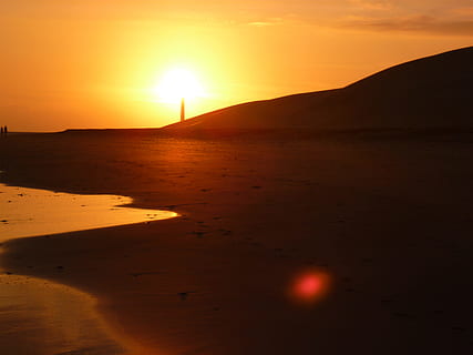 Sonnenuntergang am Strand, Strand, Leuchtturm, Düne, Ozean, Sonnenuntergang, Strand, Leuchtturm, Frieden, Urlaub, Ufer, Hintergrundbeleuchtung, Natur, Meer, Dämmerung, Sonnenlicht, Sonne, Landschaft, Himmel, Wasser, orange Farbe, draußen, Sonnenaufgang - Morgendämmerung, Sommer-, szenen, ruhige Szene, Schönheit in der Natur, Küste, Reiseorte, keine Leute, Silhouette, Szenen - Natur, Ruhe, Land, Umgebung, Sand, Berg, idyllisch, Nicht-städtische Szene, Klima, trockenes Klima, romantischer Himmel, 2K, CC0, gemeinfrei, lizenzfrei