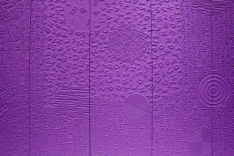 lletres, números, estructura, violeta, matemàtiques, dos, panell, marc complet, fons, patró, textura, cap gent, forma, disseny, forma geomètrica, primer pla, porpra, estructura construïda, dia, detall, material de fusta, repetició, arquitectura, a l'aire lliure, metall, color rosa, cercle, motiu floral, ornamentat, sostre, 4K, CC0, domini públic, lliure de regalies