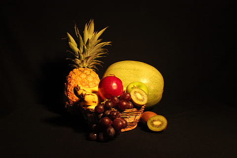 bodegones, fruita, quadre, menjar i beguda, fruita de poma, tir de l'estudi, alimentació saludable, fons negre, menjar, benestar, a l'interior, pinya, frescor, cítrics, natura morta, cap gent, cistella, elecció, fruita tropical, raïm, variació, primer pla, taronja, 5K, CC0, domini públic, lliure de regalies