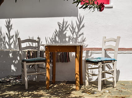 cortile, tavolo, sedie, Casa, rosso, angolo, architettura, tradizionale, isola, greco, mediterraneo, chora, Skopelos, Grecia, sedia, posto a sedere, natura, nessuno, mobilia, assenza, giorno, spiaggia, pianta, all'aperto, legno - materiale, struttura costruita, luce del sole, vuoto, caratteristica della parete, terra, decorazione, ombra, ambientazione, 5K, CC0, dominio pubblico, privo di copyright