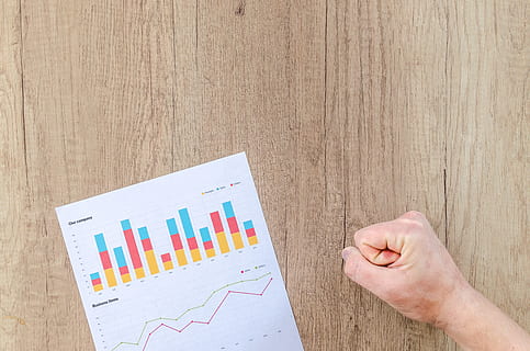 bílý, vícebarevný, graf, hnědý, povrch, že jo, člověk, pěst, zmapovat, finance, finanční, data, statistiky, investice, muž, ruka, prst, osoba, prázdný, dřevo, papír, stůl, dřevěný, kancelář, podnikání, Pozadí, Poznámka, prostor, dokument, notebook, výše, stránka, lavice, horní, pracoviště, pero, kopírovat, káva, pohár, práce, papírování, poznámkový blok, copyspace, tužka, Pohled, Setkání, zásobování, plocha počítače, zpráva, podložka, list, textura, informace, počítač, napsat, lidské ruky, část lidského těla, lidé, diagram, dřevo - materiál, růst, uvnitř, vícebarevné, část těla, dospělý, vysoký úhel pohledu, úspěch, přímo nad, vydělávat peníze, 5K, CC0, veřejná doména, bez autorských práv
