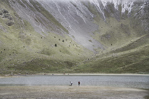persona, de peu, al costat, riu, dos, cos, aigua, muntanya, nevado de toluca, naturalesa, llac, paisatge, escenics, a l'aire lliure, bellesa a la natura, dia, persones reals, dues persones, escenics - natura, escena no urbana, terra, escena tranquil·la, platja, homes, tranquil·litat, idíl·lic, activitat d'oci, unió, estils de vida, 4K, CC0, domini públic, lliure de regalies