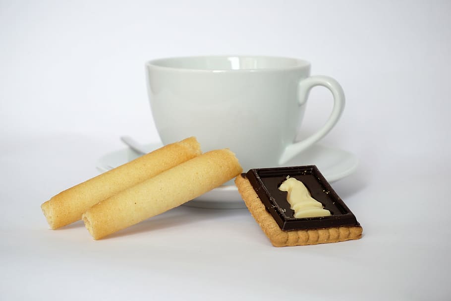 hvid, keramisk, te kop, kiks, kop, cookie, kaffe, kager, bordservice, kaffekop, drage nytte af, cafe, drikke, koffein, kaffe - drikke, mad og drikke, hvid baggrund, studio skud, ingen mennesker, mad, sødt mad, indendørs, krus, bagt, forfriskning, sød, dessert, varm drikke, snack, besked, morgenmad, 5K