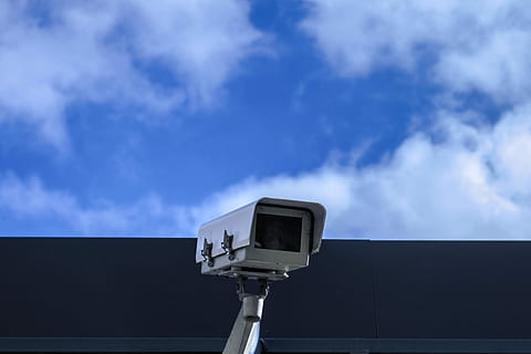 tilsyn, hvidt bullet kamera, kamera, sikkerhed, himmel, blå, Sky, sky - himmel, teknologi, lav vinkel visning, natur, meddelelse, dag, ingen mennesker, arkitektur, udendørs, bygget struktur, overvågningskamera, overvågning, bygning udvendig, forbindelse, gade, belysningsudstyr, udstyr, 2K, CC0, offentligt domæne, royaltyfrie