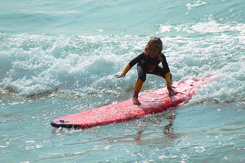 fată, călărie, placă de surf, surf, copil, plajă, sol, strica, apă, albastru, joc, concediu, Costa, val, ocean, băiat, sportiv, surfing, mare, sporturi extreme, în aer liber, sporturi de apa, acțiune, distracţie, vară, stiluri de viață, oameni adevărați, Activitatea de agrement, o persoana, mişcare, malul mării, sport acvatic, bucurie, zi, natură, lungime totală, teren, 4K, CC0, domeniu public, fără drepturi de autor