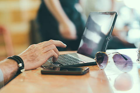musta, kannettava tietokone, vieressä, älypuhelin, violetti, aurinkolasit, kullanväriset kehykset, ruskea, puinen, vastaanotto, mobile, muistikirja, Netbook, pöytä, puhelin, työ, kahvila, tekniikka, tietokone, liiketoiminta, Internet, käsi, konekirjoitus, mies, langaton tekniikka, ihmisen käsi, viestintä, yhteys, yksi henkilö, sisällä, ihmiskehon osa, aikuinen, käyttää kannettavaa tietokonetta, huonekalut, miehet, lasi-, 5K, CC0, public domain, rojaltivapaa