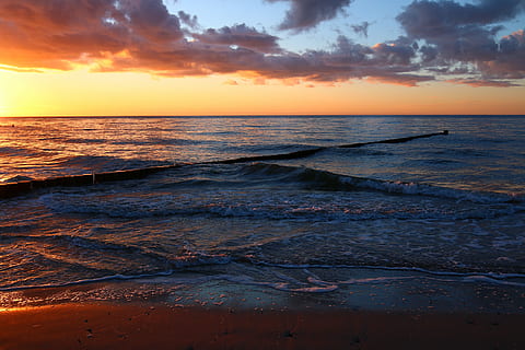 onde oceaniche, nuvoloso, cieli, tramonto, crepuscolo, acque, mare, spiaggia, costa, sera, natura, cielo, acqua, scenics - natura, orizzonte, orizzonte sull'acqua, nuvola - cielo, bellezza nella natura, terra, scena tranquilla, la tranquillità, colore arancione, idilliaco, cielo drammatico, movimento, nessuno, all'aperto, 5K, CC0, dominio pubblico, privo di copyright