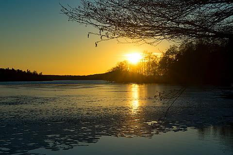 Sonnenuntergang, Frühling, schmelzen, Eis, Natur, Landschaft, Sonnenlicht, Sonne, natürlich, Licht, Himmel, hell, draussen, Wald, Blau, Sonnenschein, See, Archipel, Schnee, Wasser, Meer, Fjord, Winter, Skandinavien, Reise, Schweden, szenisch, Umgebung, Ende, Anfang, Poesie, Entspannung, Meditation, Ruhe, ruhig, Stille, Baum, still, friedlich, Ast, Krone, Kontrast, Kosten, Ufer, golden, Orange, Gelb, Übergang, Kreuzung, Neu, alt, Erde, Mutter, Reflexion, Schönheit in der Natur, szenen, ruhige Szene, keine Leute, Szenen - Natur, Pflanze, orange Farbe, Silhouette, Nicht-städtische Szene, idyllisch, draußen, Linseneffekt, romantischer Himmel, 2K, CC0, gemeinfrei, lizenzfrei