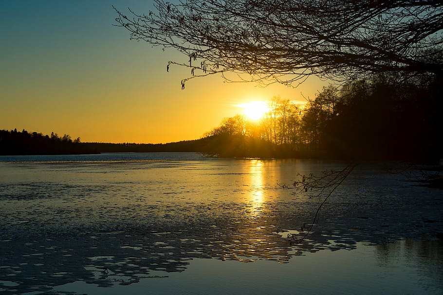 Sonnenuntergang, Frühling, schmelzen, Eis, Natur, Landschaft, Sonnenlicht, Sonne, natürlich, Licht, Himmel, hell, draussen, Wald, Blau, Sonnenschein, See, Archipel, Schnee, Wasser, Meer, Fjord, Winter, Skandinavien, Reise, Schweden, szenisch, Umgebung, Ende, Anfang, Poesie, Entspannung, Meditation, Ruhe, ruhig, Stille, Baum, still, friedlich, Ast, Krone, Kontrast, Kosten, Ufer, golden, Orange, Gelb, Übergang, Kreuzung, Neu, alt, Erde, Mutter, Reflexion, Schönheit in der Natur, szenen, ruhige Szene, keine Leute, Szenen - Natur, Pflanze, orange Farbe, Silhouette, Nicht-städtische Szene, idyllisch, draußen, Linseneffekt, romantischer Himmel, 2K