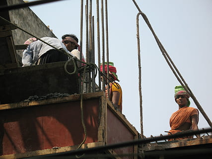 Arbeitskräfte, Indien, Arbeit, Konstruktion, Gebäude, Seite? ˅, Handbuch, Menschen, Nur Männer, Arbeiten, Industrie, Schutzhelm, Besetzung, nur für Erwachsene, echte Menschen, Männer, Himmel, die Architektur, Baustelle, Baugewerbe, gebaute Struktur, Tag, Flachwinkelansicht, Bauarbeiter, Wasserfahrzeug, Natur, Entwicklung, klarer Himmel, draußen, 2K