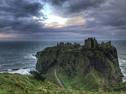 scottish castel, verde, iarbă, acoperit, Munte, mare, stâncă, cale, valuri, ocean, nor, nor - cer, cer, teren, obiect de rocă, solid, plajă, apă, natură, arhitectură, scenice - natura, frumusețe în natură, orizontul peste apă, construită, orizont, liniște, în aer liber, nici o persoana, 2K, CC0, domeniu public, fără drepturi de autor