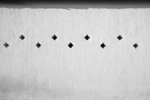 beige, noir, surface, mur, fleur, trou, ombre, blanc, personne, construction de murs, journée, à l'intérieur, arrière-plans, art et Artisanat, plein cadre, fermer, structure construite, modèle, architecture, dans une rangée, la créativité, la nature, texturé, fruit, artisanat, aliments, 2K, CC0, domaine public, libre de droits
