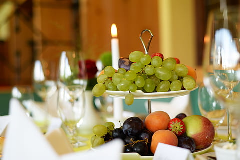vindruer, frugt, buffet, bord, indstilling, bord, indstilling, bryllup, reception, romantisk, dekoration, begivenhed, fest, mad og drikke, sund kost, ingen mennesker, drue, mad, lys, ild, brænding, fokus på forgrunden, indendørs, friskhed, velvære, flamme, brand - naturligt fænomen, plade, grøn farve, belyst, glas, 5K, CC0, offentligt domæne, royaltyfrie