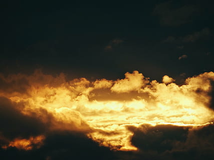 udara, fotografi, keemasan, jam, pemandangan, kuning, awan, siang hari, matahari terbenam, senja, langit, gelap, malam, alam, langit yang dramatis, awan - langit, keindahan di alam, cloudscape, terang, abstrak, scenics - alam, ketenangan, tidak ada orang, idilis, adegan yang tenang, warna oranye, latar belakang, di luar rumah, mendung, lingkungan Hidup, sinar matahari, suasana, meteorologi, 5K, CC0, domain publik, bebas royalti