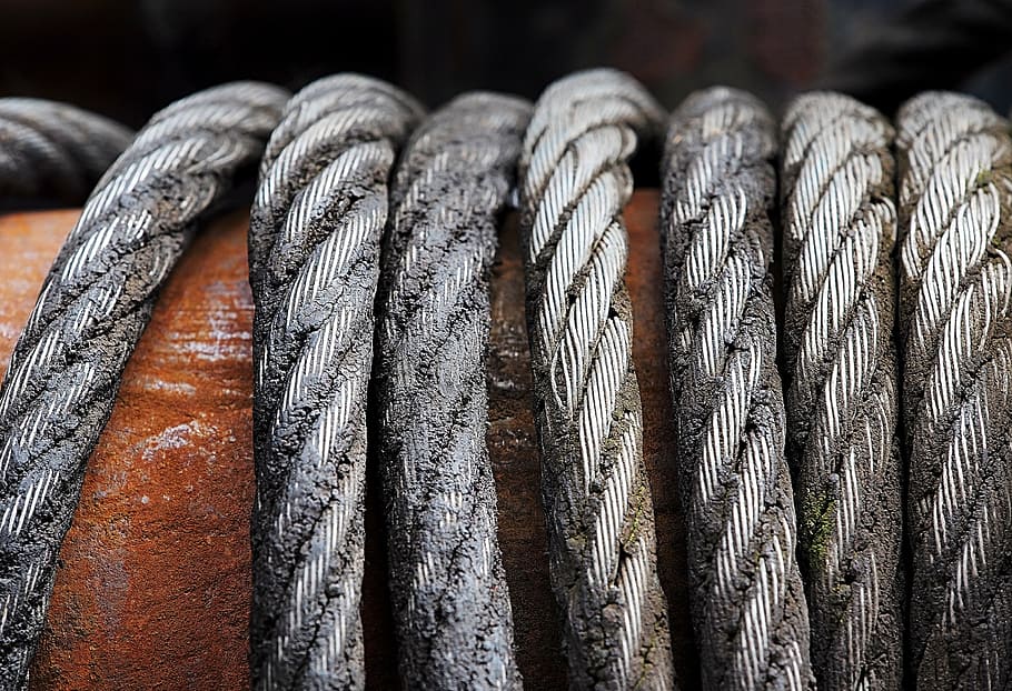 cordes negres, cable, tambor, grime, ferida, metall, ferro, acer, establert, vareta, oli, greix, cables, flexible, corda, retorçat, força, hèlix, grunge, brut, hivern, cap gent, primer pla, a l'interior, dia, material de fusta, menjar i beguda, gran grup d'objectes, marc complet, en fila, menjar, tèxtil, finances i indústria de les empreses, textura, fons, natura morta, abundància, a l'aire lliure, enfocament selectiu, naturalesa, patró, centrar-se en primer pla, indústria pesquera, jute, 4K