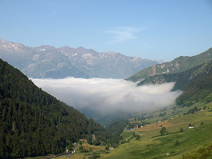 pyrenæerne, tåge, inversion, bjerg, landskab, dal, bakke, scenics - natur, skønhed i naturen, miljø, bjergkæde, rolig scene, plante, ro, idyllisk, grøn farve, ikke-urbane scene, natur, himmel, træ, jord, græs, dag, ingen mennesker, udendørs, 2K, CC0, offentligt domæne, royaltyfrie