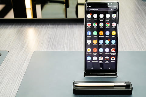 Smartphone, Android, Technologie, Tabelle, kabellose Technologie, drinnen, Verbindung, keine Leute, Kommunikation, tragbares Informationsgerät, Druckknopf, Nahansicht, Steuerung, Nummer, Bildschirm, Taschenrechner, Computer, High Angle View, Ausrüstung, Stillleben, Fokus auf den Vordergrund, elektrische Ausrüstung, 4K, CC0, gemeinfrei, lizenzfrei