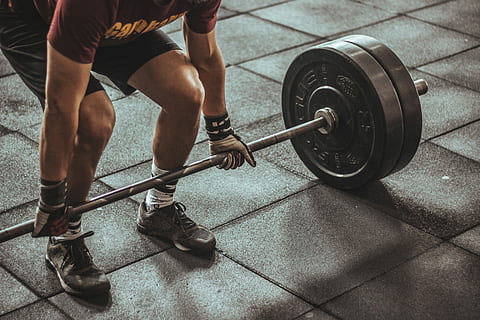 person vægtløftning maleri, mand, at løfte, sort, stål barbell, vægt, dyrke motion, træning, vægtløftning, fitness, muskuløs bygge, styrke, sports træning, menneskelig kropsdel, vægt træning, sund livsstil, udøver, en person, vægte, livsstil, kropsdel, atlet, herrer, sportsudstyr, sport, indendørs, rigtige mennesker, voksen, menneskelig lem, indsats, krydstræning, 5K, CC0, offentligt domæne, royaltyfrie