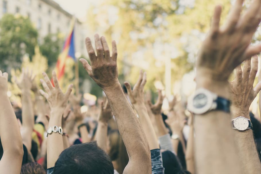 skupina, lidé, zvyšování, ruce, přijata, během dne, catalunya, demonstrace, protest, ruka, dav, skupina lidí, lidské paže, lidské ruky, část lidského těla, zvedl ruce, skutečných lidí, zážitek, část těla, velká skupina lidí, událost, lidská končetina, publikum, ukázal, končetina, festival, zvedl ruku, oslava, umělecká kultura a zábava, pozitivní emoce, hudební festival, vzrušení, 5K