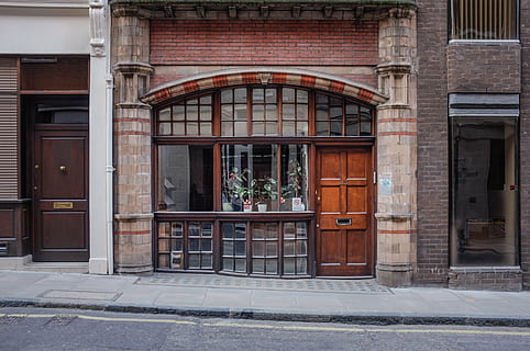 Brun, murstenshus, ved siden af, asfaltvej, butik, vindue, udstillingsvindue, Skærm, cafe, facade, træ-, glas, arkitektur, ydre, by-, gade, vej, by, traditionel, gammel, bygning, boutique, bygning udvendig, dør, indgang, bygget struktur, dag, ingen mennesker, lukket, udendørs, glas - materiale, sti, boligområde, sikkerhed, fortov, beskyttelse, mursten, 4K, CC0, offentligt domæne, royaltyfrie