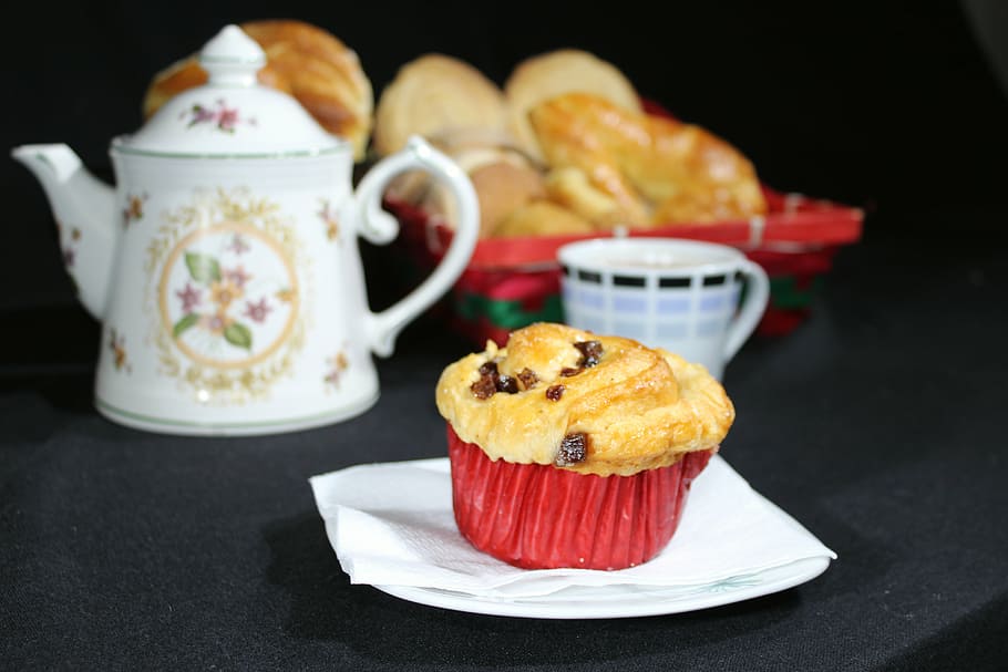 brød, morgenmad, dessert, måltid, mad og drikke, mad, friskhed, kop, bagt, krus, plade, kage, sødt mad, indendørs, fokus på forgrunden, sød, klar til at spise, ingen mennesker, køkkenredskaber, frugt, spise redskaber, tæt på, drikke, sort baggrund, te kop, snack, porcelæn, fristelse, eftermiddagste, fransk mad, 5K