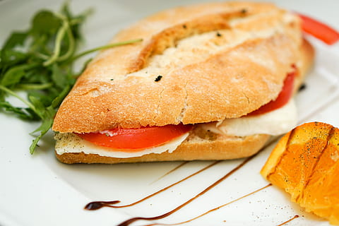 panini, brød, raket, mozzarella, balsamicoeddike, orange, appetitvækkende, skære, ernæring, velsmagende, frokost, god fornøjelse, mad, måltid, lækker, spise, ganske enkelt, frisch, tomater, appetit, mad og drikke, tomat, sund kost, rød, sandwich, friskhed, klar til at spise, grøntsag, portionsstørrelse, tæt på, velvære, indendørs, stilleben, plade, frugt, ingen mennesker, skive, snack, morgenmad, 5K, CC0, offentligt domæne, royaltyfrie